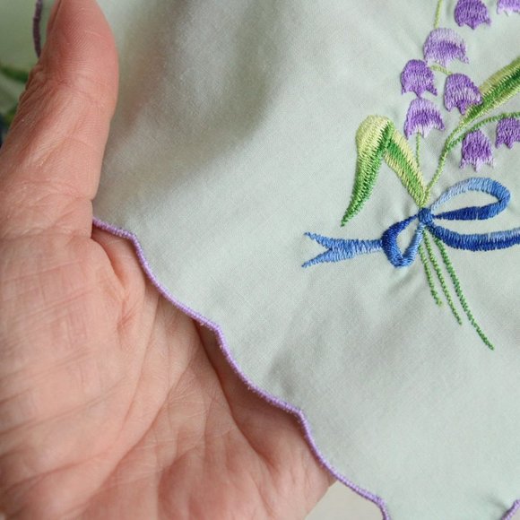 Vintage Bun Warmer, Mint Green Bread basket Liner, Embroidered Purple Flowers - Picture 7 of 10